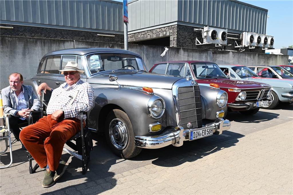 Hunderte Oldtimer und noch mehr Schaulustige kamen zum großen Treffen am Ostersonntag im CreativQuartier Fürst Leopold in Dorsten. Es war die sechste Veranstaltung dieser Art.