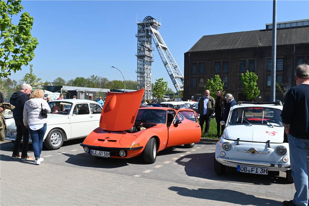 Hunderte Oldtimer und noch mehr Schaulustige kamen zum großen Treffen am Ostersonntag im CreativQuartier Fürst Leopold in Dorsten. Es war die sechste Veranstaltung dieser Art.