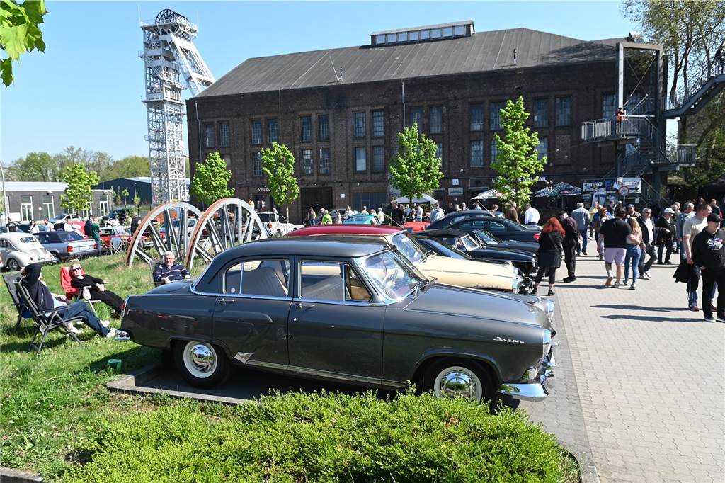 Hunderte Oldtimer und noch mehr Schaulustige kamen zum großen Treffen am Ostersonntag im CreativQuartier Fürst Leopold in Dorsten. Es war die sechste Veranstaltung dieser Art.