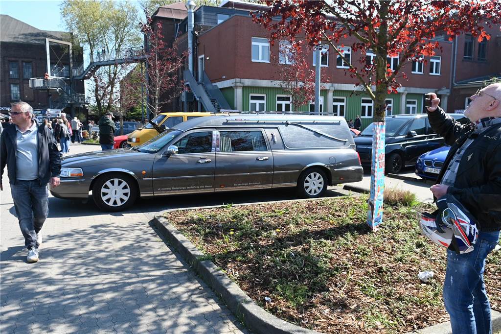 Hunderte Oldtimer und noch mehr Schaulustige kamen zum großen Treffen am Ostersonntag im CreativQuartier Fürst Leopold in Dorsten. Es war die sechste Veranstaltung dieser Art.