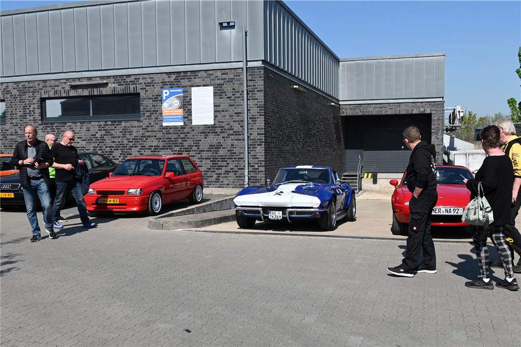 Hunderte Oldtimer und noch mehr Schaulustige kamen zum großen Treffen am Ostersonntag im CreativQuartier Fürst Leopold in Dorsten. Es war die sechste Veranstaltung dieser Art.