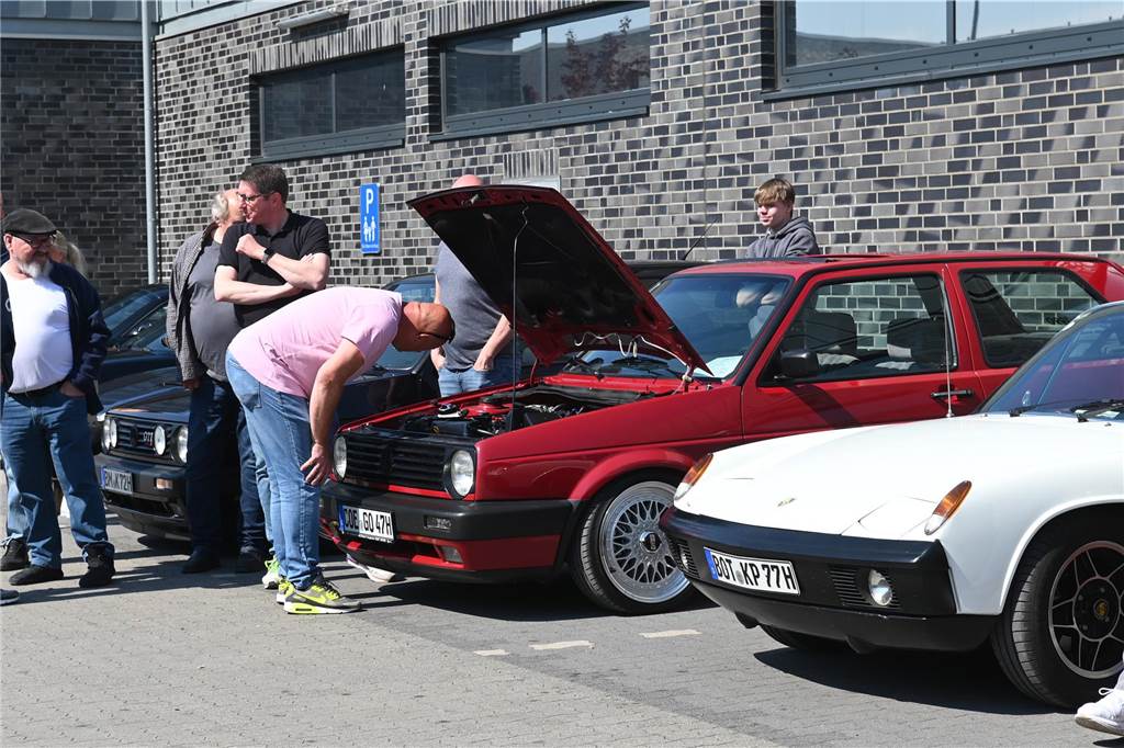Hunderte Oldtimer und noch mehr Schaulustige kamen zum großen Treffen am Ostersonntag im CreativQuartier Fürst Leopold in Dorsten. Es war die sechste Veranstaltung dieser Art.