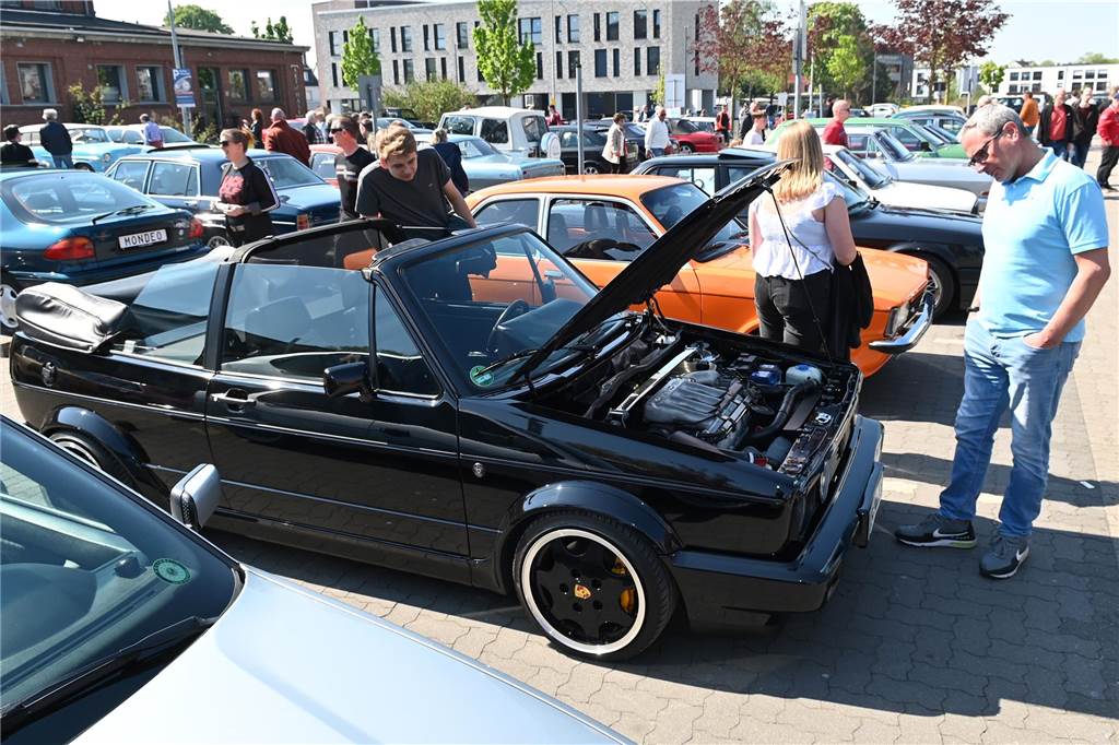 Hunderte Oldtimer und noch mehr Schaulustige kamen zum großen Treffen am Ostersonntag im CreativQuartier Fürst Leopold in Dorsten. Es war die sechste Veranstaltung dieser Art.