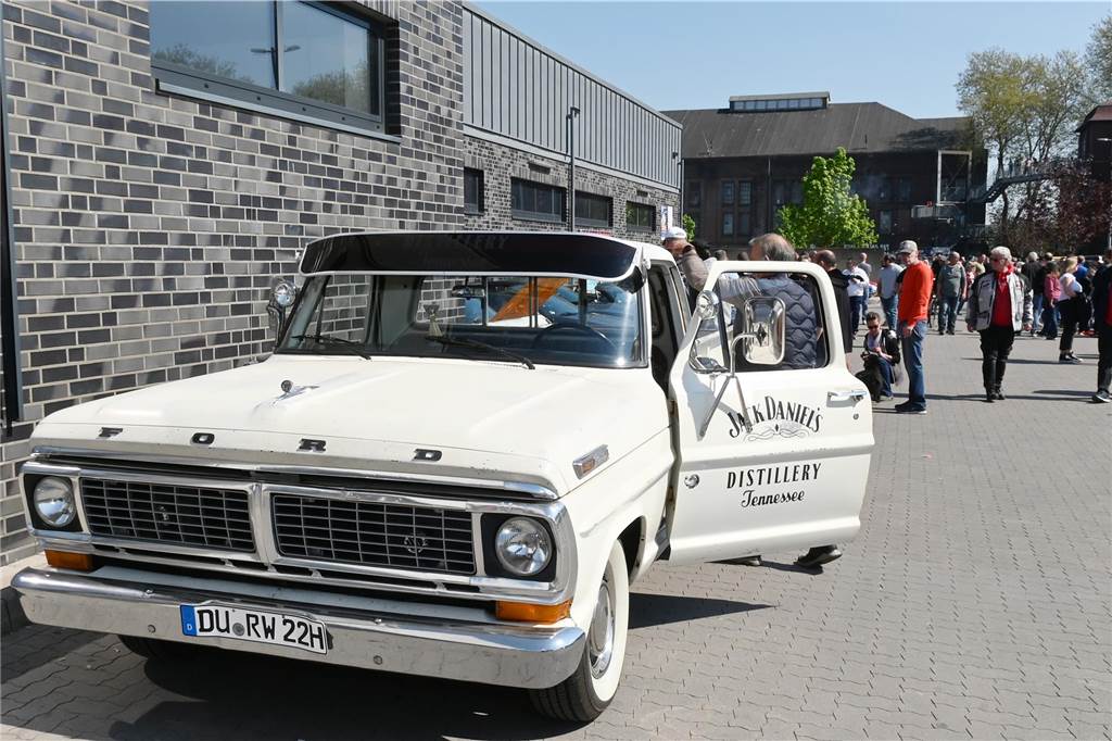 Hunderte Oldtimer und noch mehr Schaulustige kamen zum großen Treffen am Ostersonntag im CreativQuartier Fürst Leopold in Dorsten. Es war die sechste Veranstaltung dieser Art.