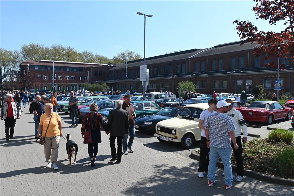 Hunderte Oldtimer und noch mehr Schaulustige kamen zum großen Treffen am Ostersonntag im CreativQuartier Fürst Leopold in Dorsten. Es war die sechste Veranstaltung dieser Art.