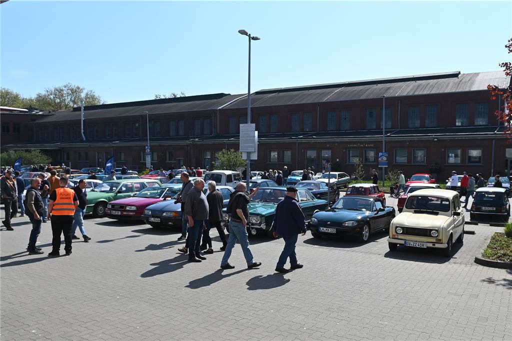 Hunderte Oldtimer und noch mehr Schaulustige kamen zum großen Treffen am Ostersonntag im CreativQuartier Fürst Leopold in Dorsten. Es war die sechste Veranstaltung dieser Art.