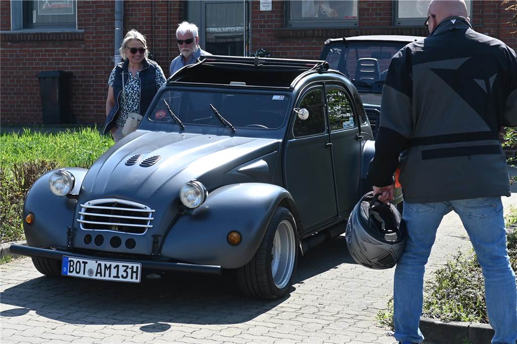 Hunderte Oldtimer und noch mehr Schaulustige kamen zum großen Treffen am Ostersonntag im CreativQuartier Fürst Leopold in Dorsten. Es war die sechste Veranstaltung dieser Art.