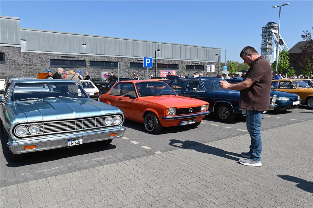 Hunderte Oldtimer und noch mehr Schaulustige kamen zum großen Treffen am Ostersonntag im CreativQuartier Fürst Leopold in Dorsten. Es war die sechste Veranstaltung dieser Art.