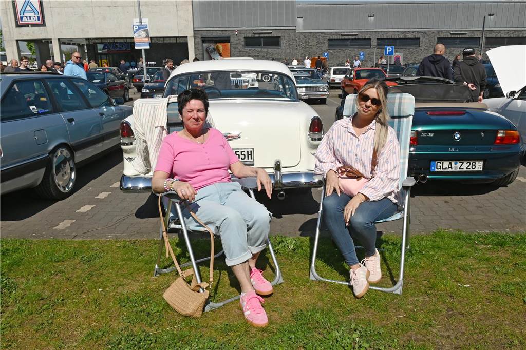 Hunderte Oldtimer und noch mehr Schaulustige kamen zum großen Treffen am Ostersonntag im CreativQuartier Fürst Leopold in Dorsten. Es war die sechste Veranstaltung dieser Art.