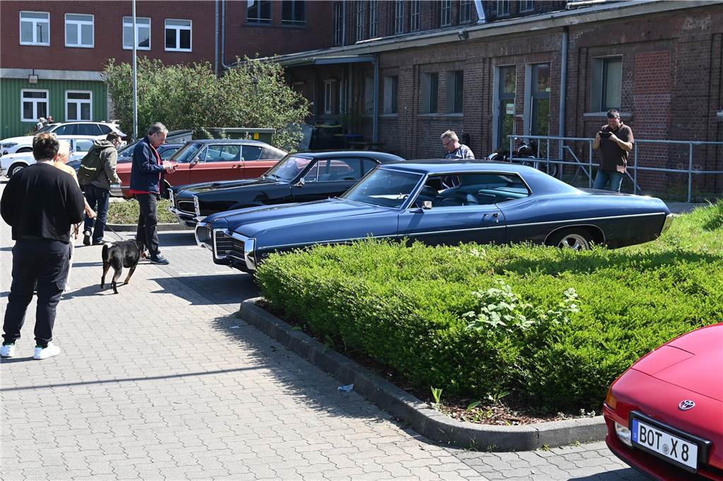 Hunderte Oldtimer und noch mehr Schaulustige kamen zum großen Treffen am Ostersonntag im CreativQuartier Fürst Leopold in Dorsten. Es war die sechste Veranstaltung dieser Art.