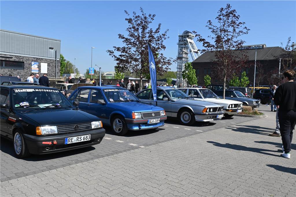 Hunderte Oldtimer und noch mehr Schaulustige kamen zum großen Treffen am Ostersonntag im CreativQuartier Fürst Leopold in Dorsten. Es war die sechste Veranstaltung dieser Art.