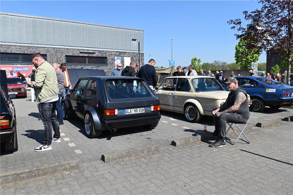 Hunderte Oldtimer und noch mehr Schaulustige kamen zum großen Treffen am Ostersonntag im CreativQuartier Fürst Leopold in Dorsten. Es war die sechste Veranstaltung dieser Art.