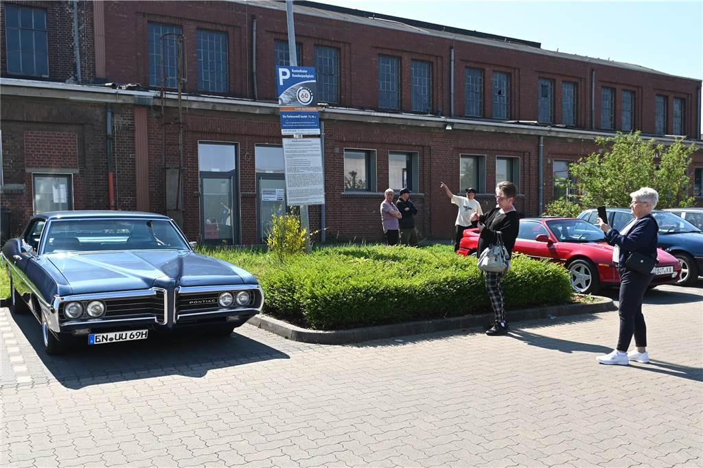 Hunderte Oldtimer und noch mehr Schaulustige kamen zum großen Treffen am Ostersonntag im CreativQuartier Fürst Leopold in Dorsten. Es war die sechste Veranstaltung dieser Art.