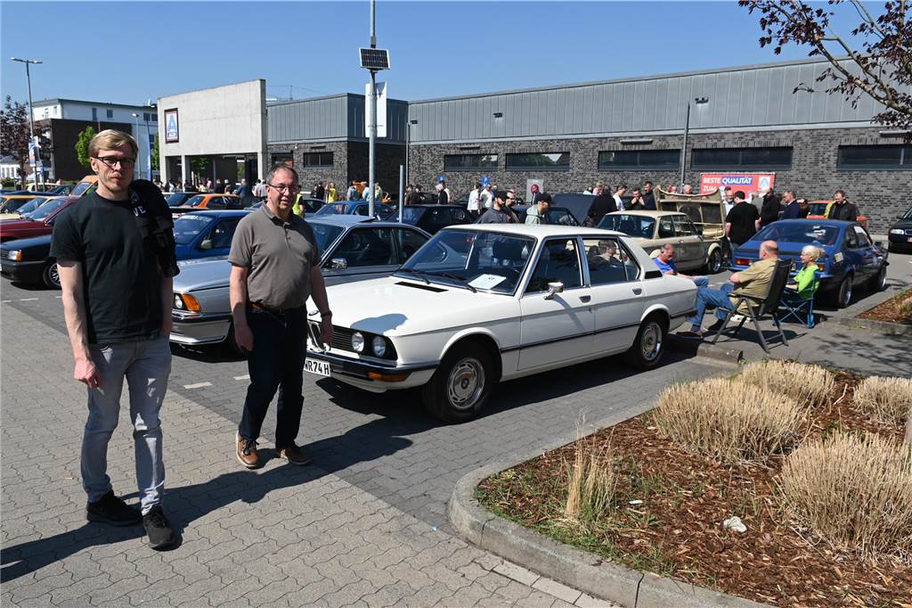 Hunderte Oldtimer und noch mehr Schaulustige kamen zum großen Treffen am Ostersonntag im CreativQuartier Fürst Leopold in Dorsten. Es war die sechste Veranstaltung dieser Art.
