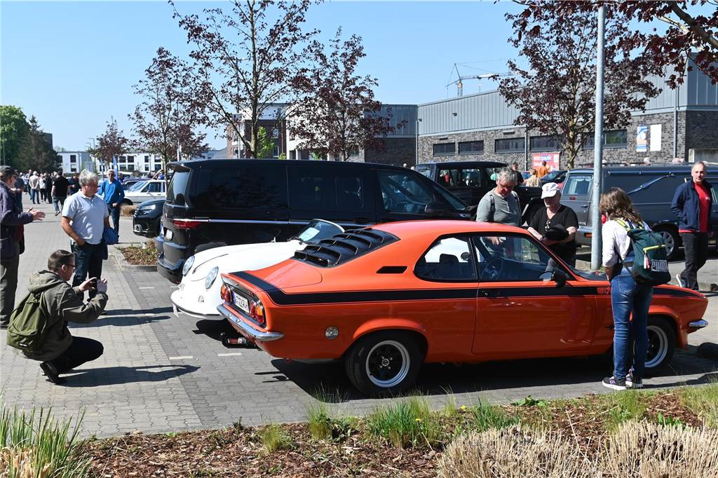 Hunderte Oldtimer und noch mehr Schaulustige kamen zum großen Treffen am Ostersonntag im CreativQuartier Fürst Leopold in Dorsten. Es war die sechste Veranstaltung dieser Art.