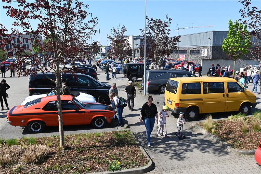 Hunderte Oldtimer und noch mehr Schaulustige kamen zum großen Treffen am Ostersonntag im CreativQuartier Fürst Leopold in Dorsten. Es war die sechste Veranstaltung dieser Art.