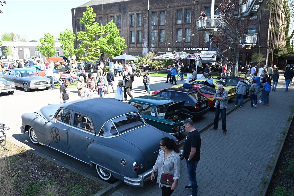 Hunderte Oldtimer und noch mehr Schaulustige kamen zum großen Treffen am Ostersonntag im CreativQuartier Fürst Leopold in Dorsten. Es war die sechste Veranstaltung dieser Art.