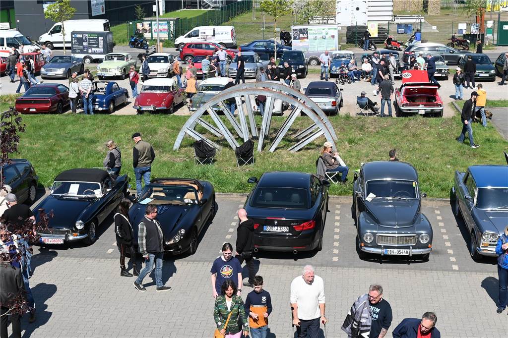 Hunderte Oldtimer und noch mehr Schaulustige kamen zum großen Treffen am Ostersonntag im CreativQuartier Fürst Leopold in Dorsten. Es war die sechste Veranstaltung dieser Art.