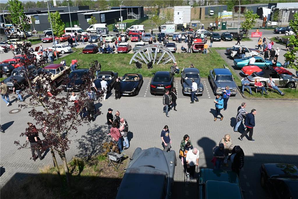 Hunderte Oldtimer und noch mehr Schaulustige kamen zum großen Treffen am Ostersonntag im CreativQuartier Fürst Leopold in Dorsten. Es war die sechste Veranstaltung dieser Art.