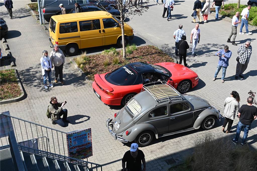 Hunderte Oldtimer und noch mehr Schaulustige kamen zum großen Treffen am Ostersonntag im CreativQuartier Fürst Leopold in Dorsten. Es war die sechste Veranstaltung dieser Art.