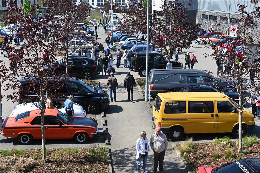 Hunderte Oldtimer und noch mehr Schaulustige kamen zum großen Treffen am Ostersonntag im CreativQuartier Fürst Leopold in Dorsten. Es war die sechste Veranstaltung dieser Art.