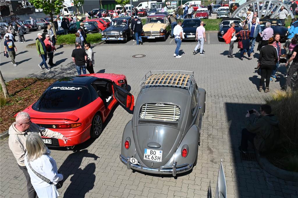 Hunderte Oldtimer und noch mehr Schaulustige kamen zum großen Treffen am Ostersonntag im CreativQuartier Fürst Leopold in Dorsten. Es war die sechste Veranstaltung dieser Art.