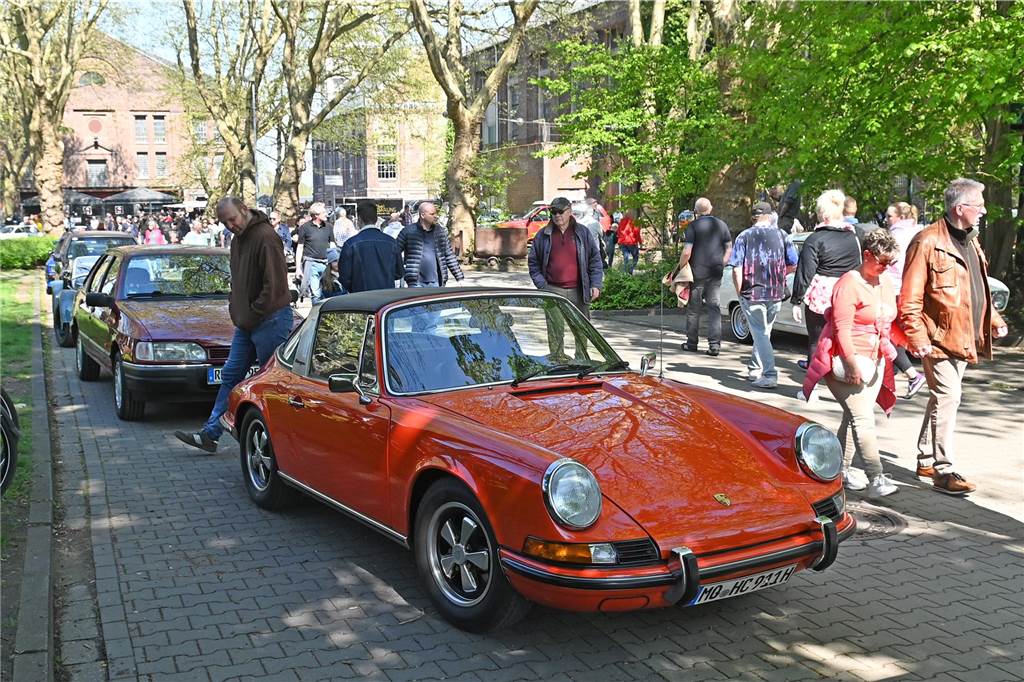 Hunderte Oldtimer und noch mehr Schaulustige kamen zum großen Treffen am Ostersonntag im CreativQuartier Fürst Leopold in Dorsten. Es war die sechste Veranstaltung dieser Art.