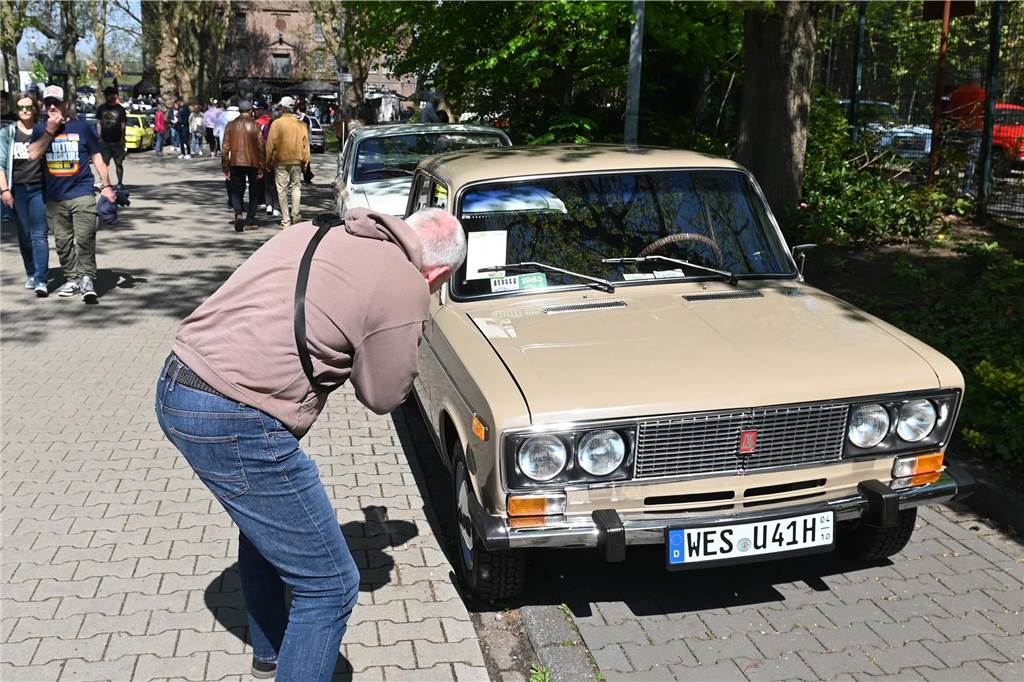 Hunderte Oldtimer und noch mehr Schaulustige kamen zum großen Treffen am Ostersonntag im CreativQuartier Fürst Leopold in Dorsten. Es war die sechste Veranstaltung dieser Art.
