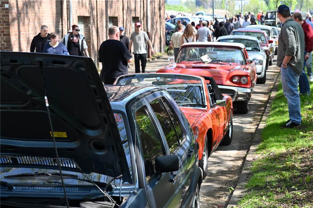 Hunderte Oldtimer und noch mehr Schaulustige kamen zum großen Treffen am Ostersonntag im CreativQuartier Fürst Leopold in Dorsten. Es war die sechste Veranstaltung dieser Art.