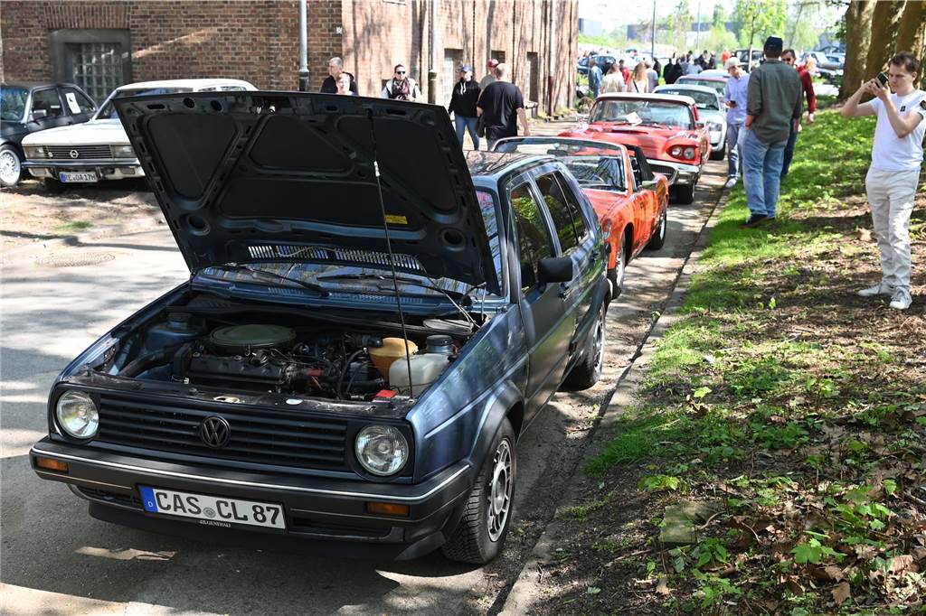 Hunderte Oldtimer und noch mehr Schaulustige kamen zum großen Treffen am Ostersonntag im CreativQuartier Fürst Leopold in Dorsten. Es war die sechste Veranstaltung dieser Art.