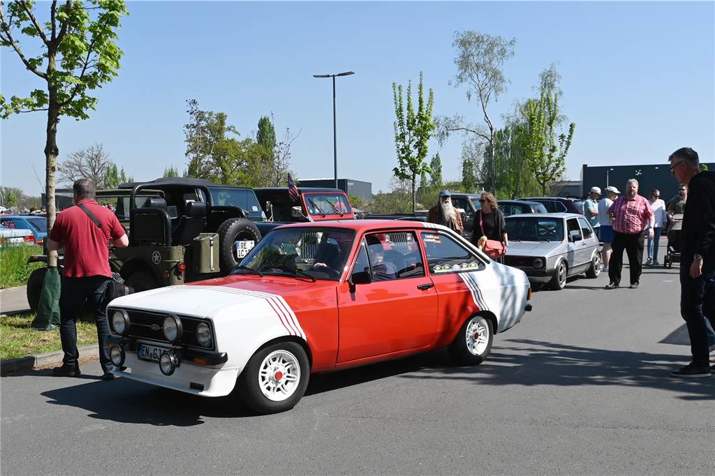 Hunderte Oldtimer und noch mehr Schaulustige kamen zum großen Treffen am Ostersonntag im CreativQuartier Fürst Leopold in Dorsten. Es war die sechste Veranstaltung dieser Art.