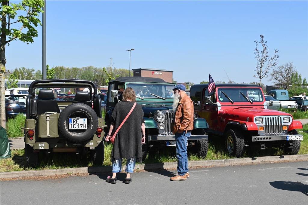 Hunderte Oldtimer und noch mehr Schaulustige kamen zum großen Treffen am Ostersonntag im CreativQuartier Fürst Leopold in Dorsten. Es war die sechste Veranstaltung dieser Art.