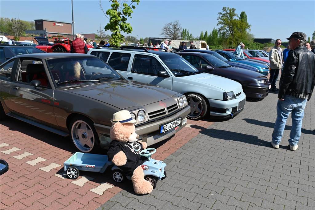 Hunderte Oldtimer und noch mehr Schaulustige kamen zum großen Treffen am Ostersonntag im CreativQuartier Fürst Leopold in Dorsten. Es war die sechste Veranstaltung dieser Art.