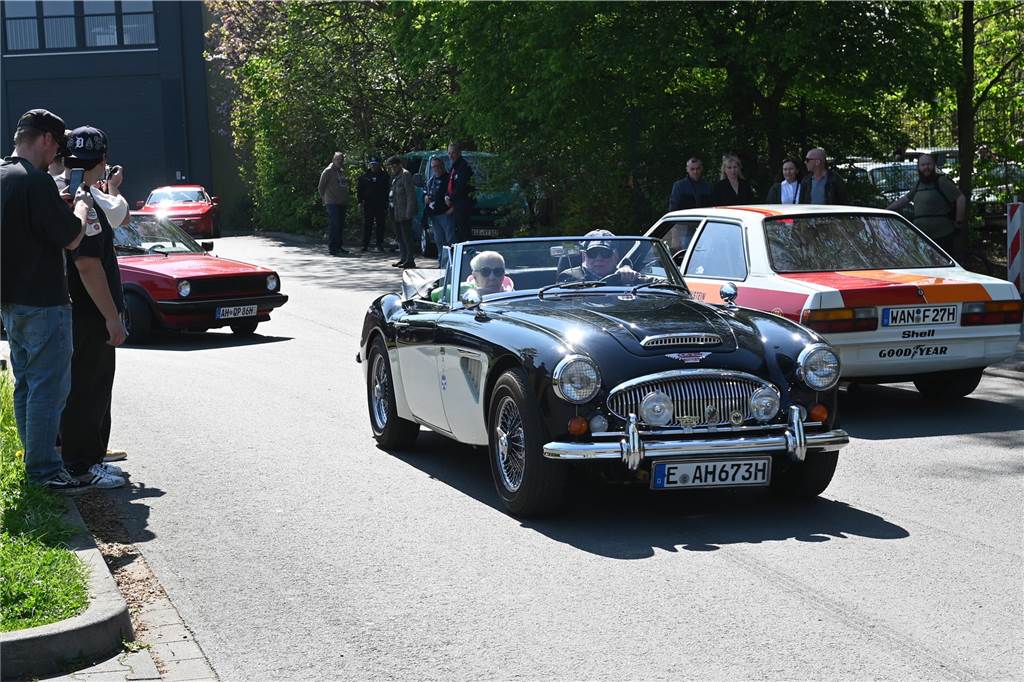 Hunderte Oldtimer und noch mehr Schaulustige kamen zum großen Treffen am Ostersonntag im CreativQuartier Fürst Leopold in Dorsten. Es war die sechste Veranstaltung dieser Art.
