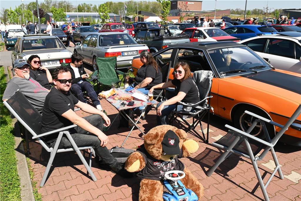 Hunderte Oldtimer und noch mehr Schaulustige kamen zum großen Treffen am Ostersonntag im CreativQuartier Fürst Leopold in Dorsten. Es war die sechste Veranstaltung dieser Art.