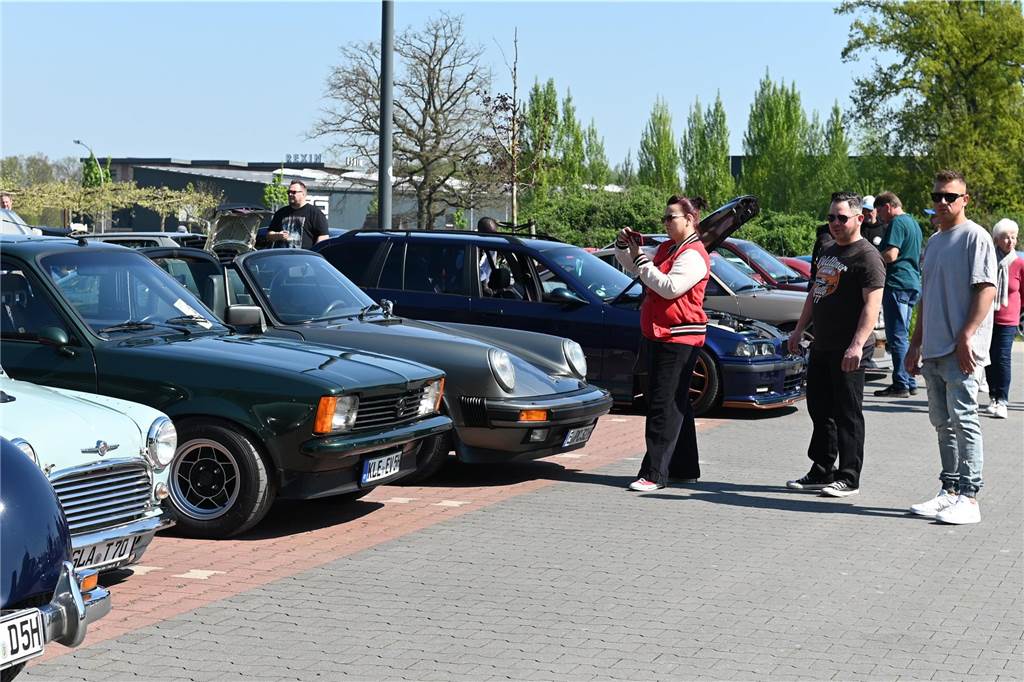 Hunderte Oldtimer und noch mehr Schaulustige kamen zum großen Treffen am Ostersonntag im CreativQuartier Fürst Leopold in Dorsten. Es war die sechste Veranstaltung dieser Art.