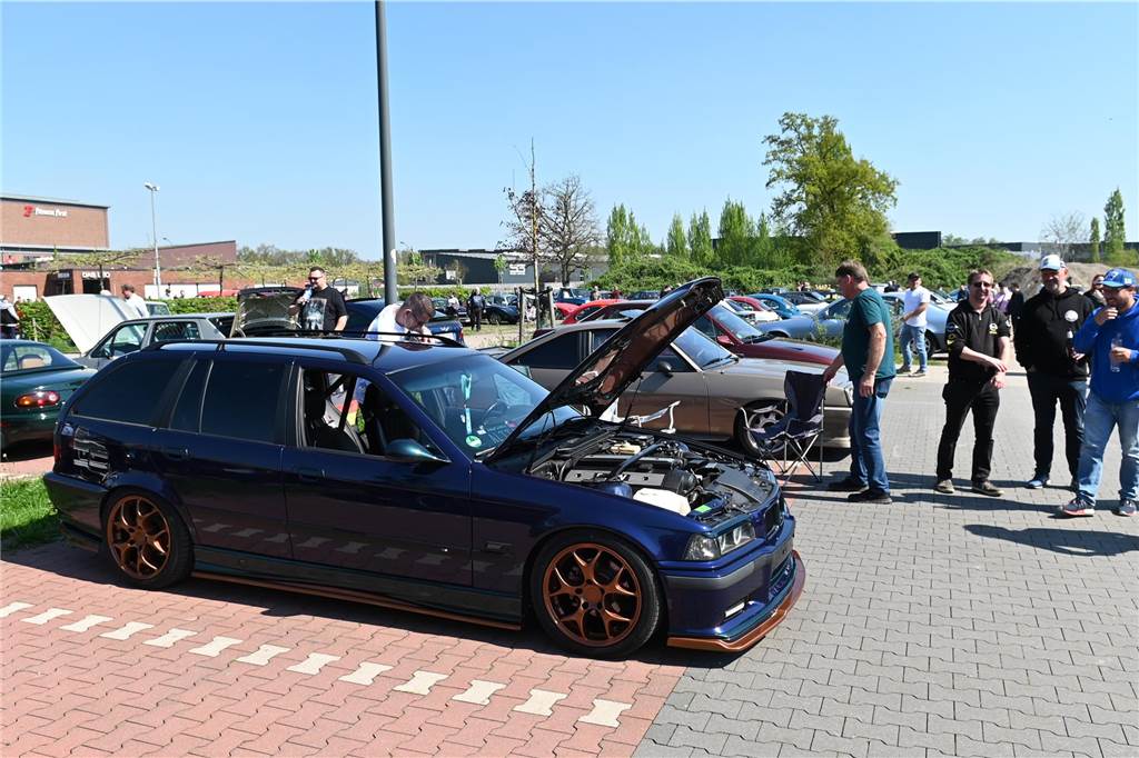 Hunderte Oldtimer und noch mehr Schaulustige kamen zum großen Treffen am Ostersonntag im CreativQuartier Fürst Leopold in Dorsten. Es war die sechste Veranstaltung dieser Art.