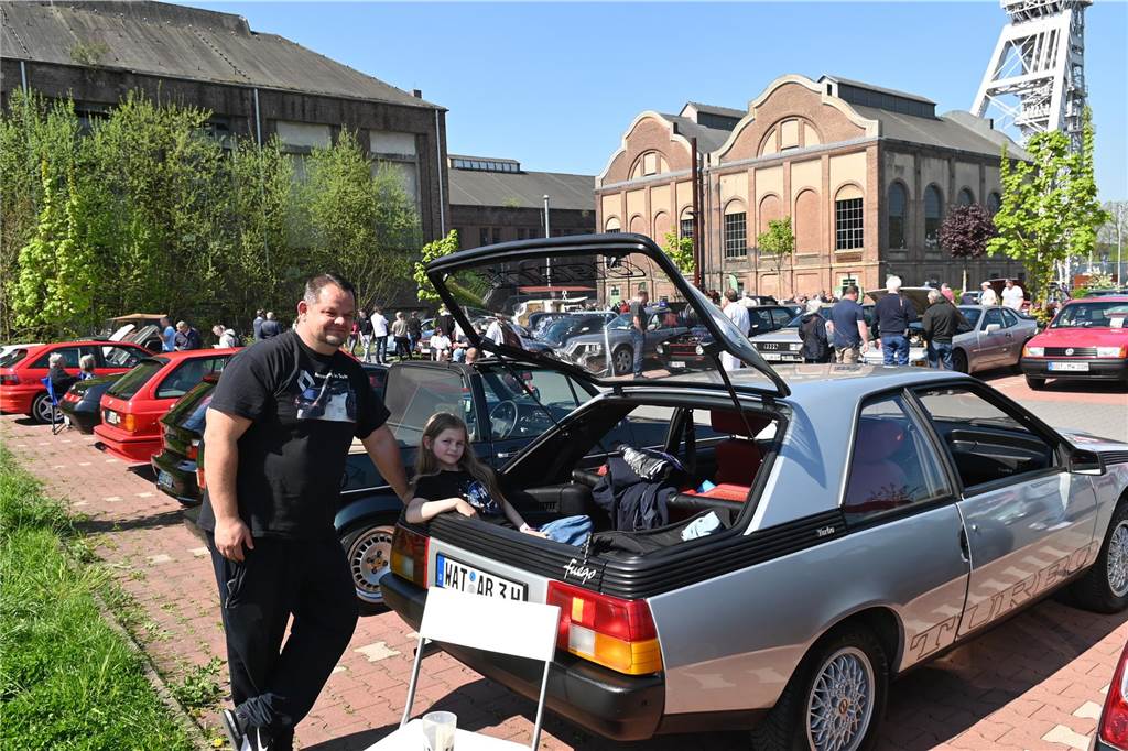 Hunderte Oldtimer und noch mehr Schaulustige kamen zum großen Treffen am Ostersonntag im CreativQuartier Fürst Leopold in Dorsten. Es war die sechste Veranstaltung dieser Art.