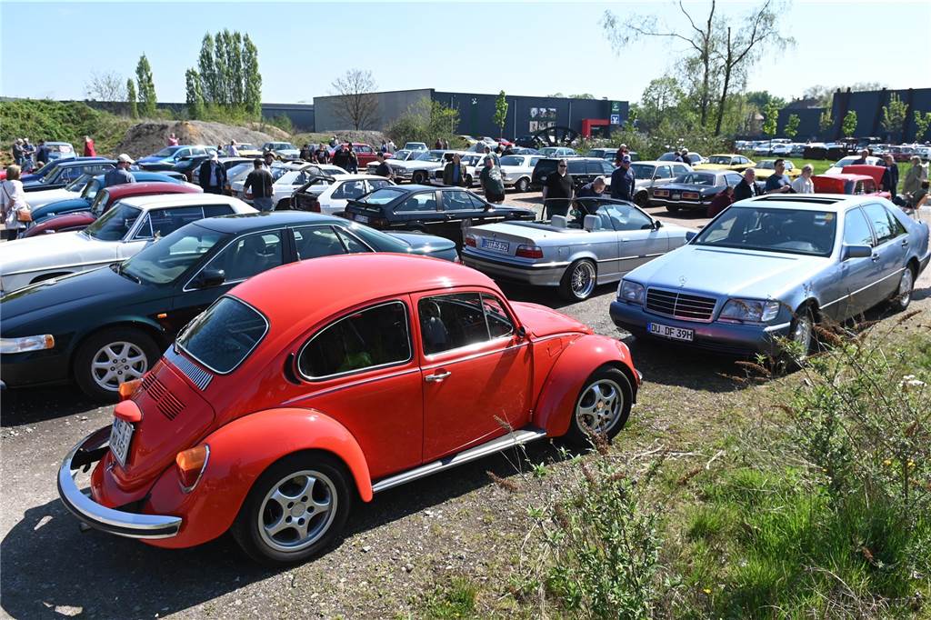 Hunderte Oldtimer und noch mehr Schaulustige kamen zum großen Treffen am Ostersonntag im CreativQuartier Fürst Leopold in Dorsten. Es war die sechste Veranstaltung dieser Art.