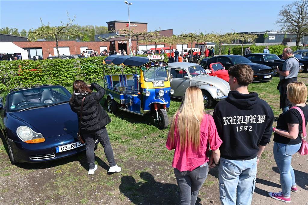 Hunderte Oldtimer und noch mehr Schaulustige kamen zum großen Treffen am Ostersonntag im CreativQuartier Fürst Leopold in Dorsten. Es war die sechste Veranstaltung dieser Art.