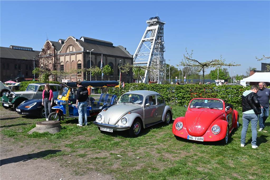 Hunderte Oldtimer und noch mehr Schaulustige kamen zum großen Treffen am Ostersonntag im CreativQuartier Fürst Leopold in Dorsten. Es war die sechste Veranstaltung dieser Art.