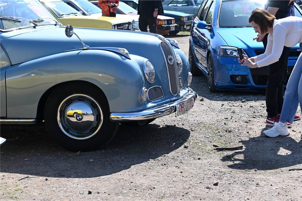 Hunderte Oldtimer und noch mehr Schaulustige kamen zum großen Treffen am Ostersonntag im CreativQuartier Fürst Leopold in Dorsten. Es war die sechste Veranstaltung dieser Art.