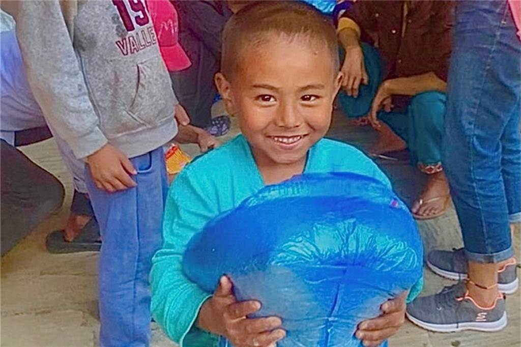 „Krematorien schaffen die Verbrennungen nicht“ - Corona-Chaos in Indien und Nepal Hunderte solcher Tüten und Essenspakete werden täglich verpackt und an bedürftige Familien verteilt.