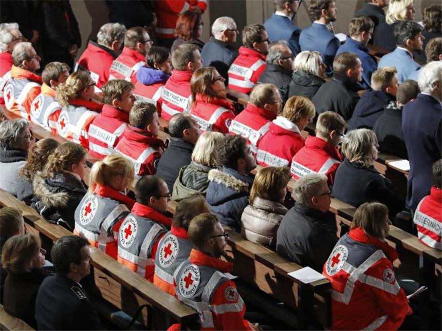 Hunderte Trauergäste gedenken der Opfer von Bad Aibling Hunderte Trauergäste haben in einem Gottesdienst der Opfer des Zugunglücks von Bad Aibling gedacht. Foto: Uwe Lein