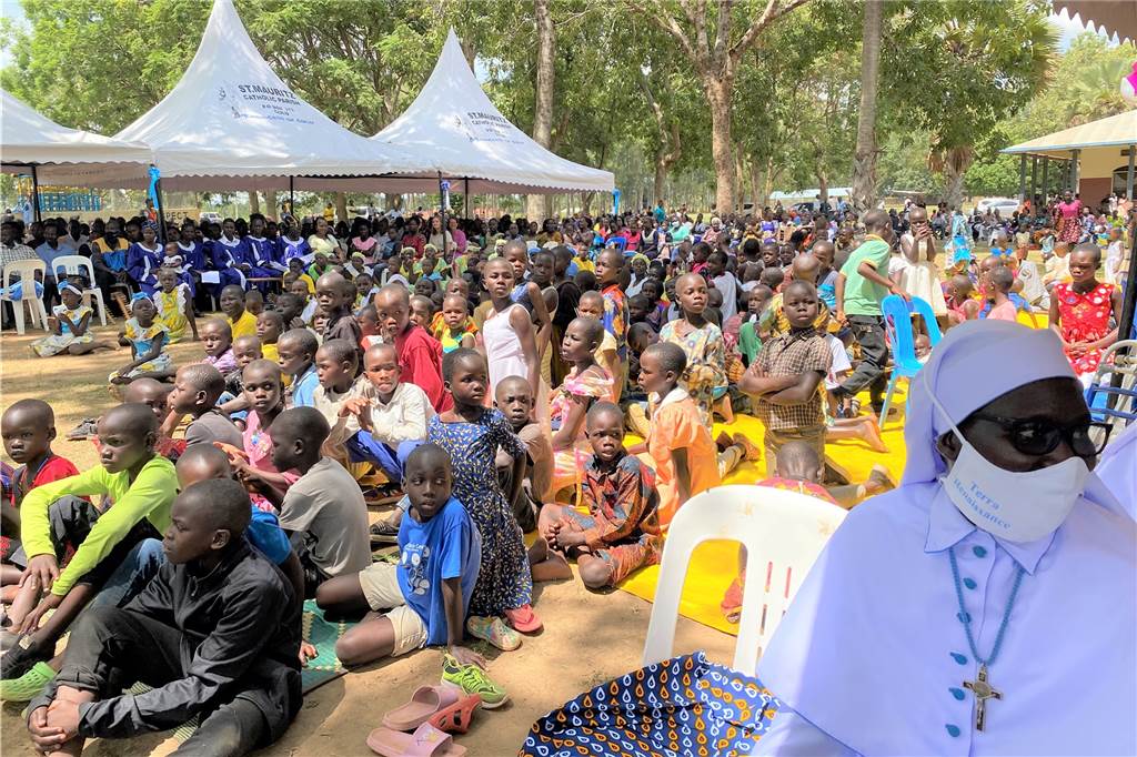 Ahauser Ärzte helfen in Uganda besser zu sehen Hunderte von Gästen waren beim Eröffnungsgottesdienst für das Krankenhaus dabei.