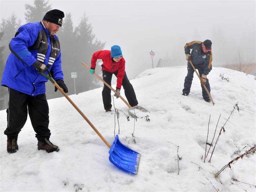 Oberhof: Tour de Ski und Biathlon-Weltcup finden statt Hunderte von Helfern sammelten entlang des Rennsteigs eine große Menge an Naturschnee. Foto: Martin Schutt