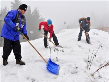 Hunderte von Helfern sammelten entlang des Rennsteigs eine große Menge an Naturschnee. Foto: Martin Schutt