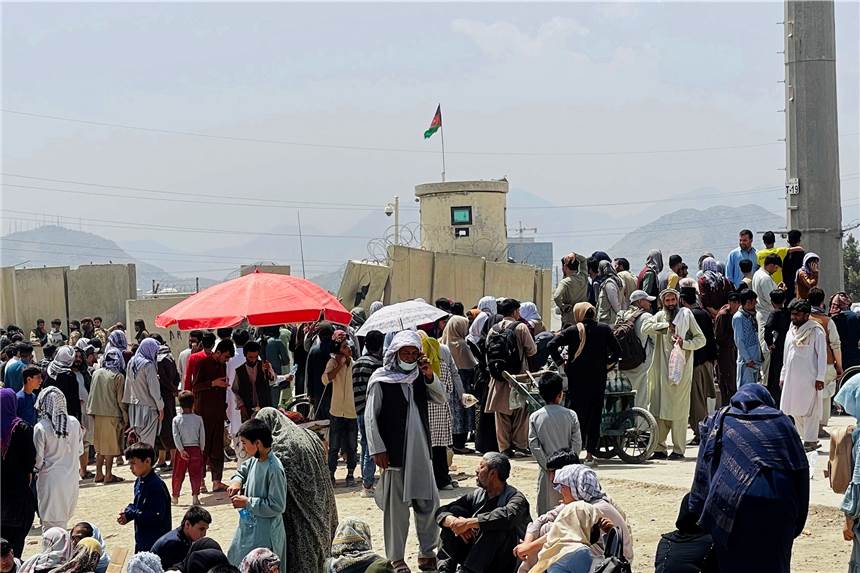 Dritte Bundeswehrmaschine mit 139 Menschen an Bord in Kabul gestartet Hunderte von Menschen versammeln sich vor dem Flughafen in Kabul.