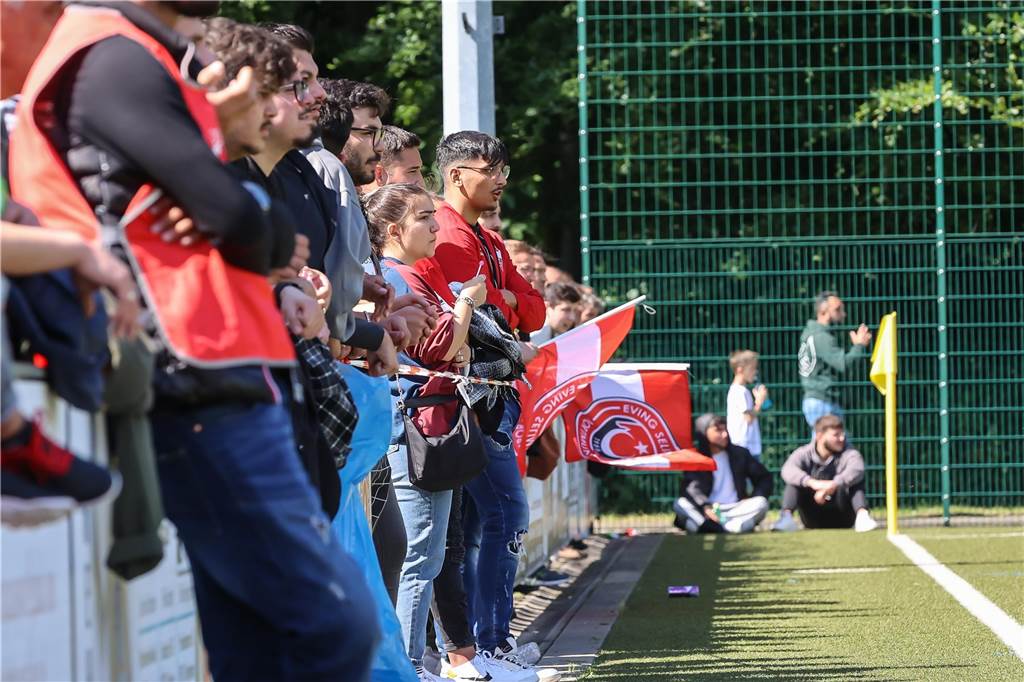 Viele Zuschauer beobachten das Spiel von Eving gegen Sölderholz.