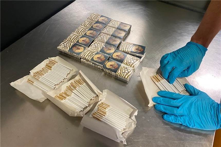 Zoll ertappt kreative Schmugglerin mit über 2000 Zigaretten am Flughafen Hunderte Zigaretten hat eine Frau am Flughafen Dortmund versucht, unangemeldet einzuschmuggeln.